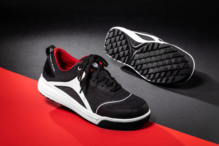 Sportliche, schwarz-weisse Arbeitsschuhe Sneaker-Style mit rotem Futter von Engelbert Strauss