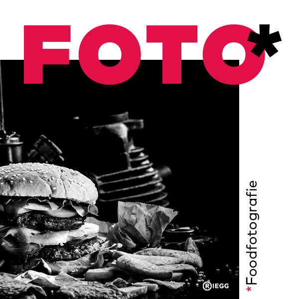 Foodfotografie zeigt einen appetitlichen, frischen Burger mit mehreren Schichten und daneben Pommes Frites