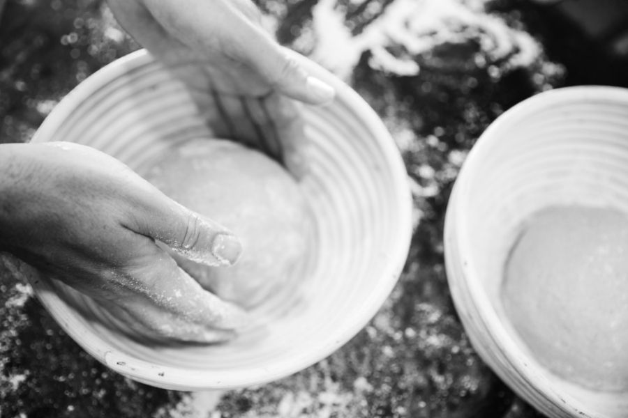 Brotsommelier Workshop: Brot wird in Schüssel geformt