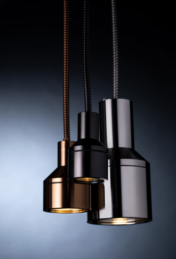 Drei Designerlampen von STAUB Designlight hängen von der Decke